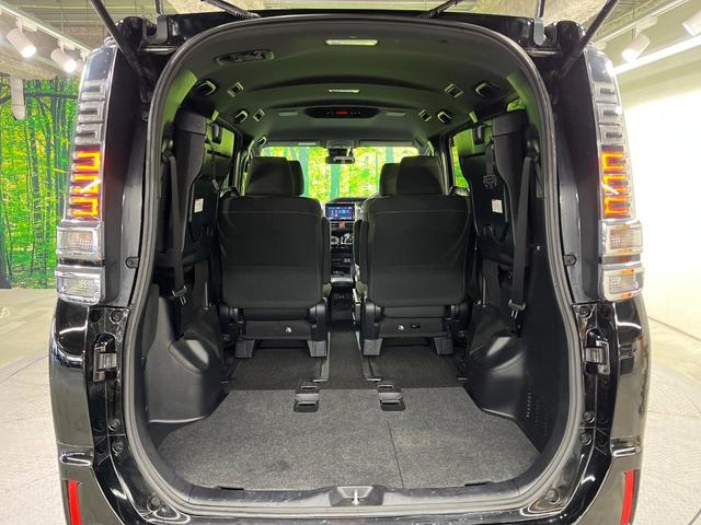 ヴォクシー ハイブリッドＶ　両側電動ドア　純正９インチナビ　バックカメラ　衝突被害軽減システム　レーダークルーズ　禁煙車　スマートキー　ＬＥＤヘッド　ビルトインＥＴＣ　純正１５インチアルミ　車線逸脱警報　シートヒーター（11枚目）