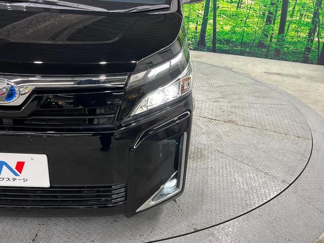 ヴォクシー ハイブリッドＶ　両側電動ドア　純正９インチナビ　バックカメラ　衝突被害軽減システム　レーダークルーズ　禁煙車　スマートキー　ＬＥＤヘッド　ビルトインＥＴＣ　純正１５インチアルミ　車線逸脱警報　シートヒーター（13枚目）