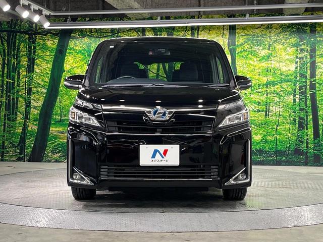 ヴォクシー ハイブリッドＶ　両側電動ドア　純正９インチナビ　バックカメラ　衝突被害軽減システム　レーダークルーズ　禁煙車　スマートキー　ＬＥＤヘッド　ビルトインＥＴＣ　純正１５インチアルミ　車線逸脱警報　シートヒーター（15枚目）