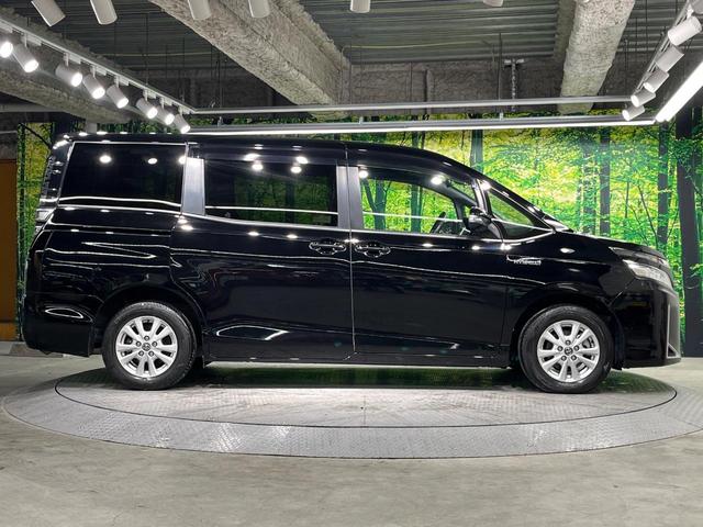 ヴォクシー ハイブリッドＶ　両側電動ドア　純正９インチナビ　バックカメラ　衝突被害軽減システム　レーダークルーズ　禁煙車　スマートキー　ＬＥＤヘッド　ビルトインＥＴＣ　純正１５インチアルミ　車線逸脱警報　シートヒーター（17枚目）