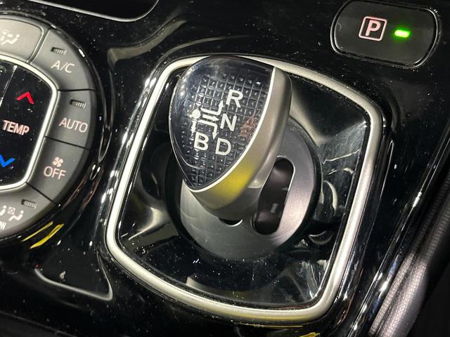 ヴォクシー ハイブリッドＶ　両側電動ドア　純正９インチナビ　バックカメラ　衝突被害軽減システム　レーダークルーズ　禁煙車　スマートキー　ＬＥＤヘッド　ビルトインＥＴＣ　純正１５インチアルミ　車線逸脱警報　シートヒーター（22枚目）