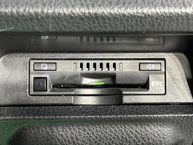 ヴォクシー ハイブリッドＶ　両側電動ドア　純正９インチナビ　バックカメラ　衝突被害軽減システム　レーダークルーズ　禁煙車　スマートキー　ＬＥＤヘッド　ビルトインＥＴＣ　純正１５インチアルミ　車線逸脱警報　シートヒーター（30枚目）