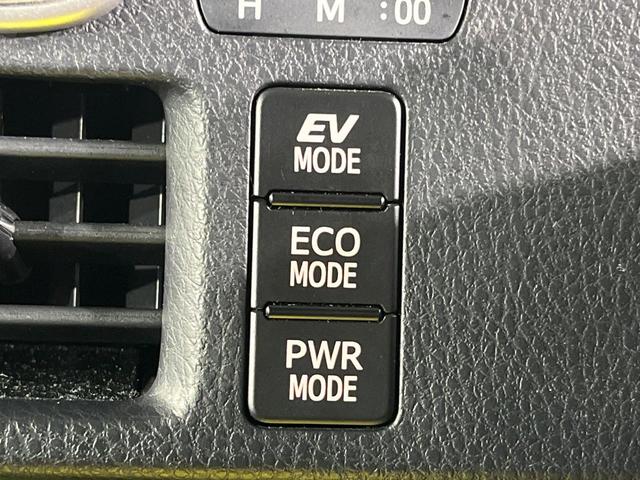 ヴォクシー ハイブリッドＶ　両側電動ドア　純正９インチナビ　バックカメラ　衝突被害軽減システム　レーダークルーズ　禁煙車　スマートキー　ＬＥＤヘッド　ビルトインＥＴＣ　純正１５インチアルミ　車線逸脱警報　シートヒーター（35枚目）