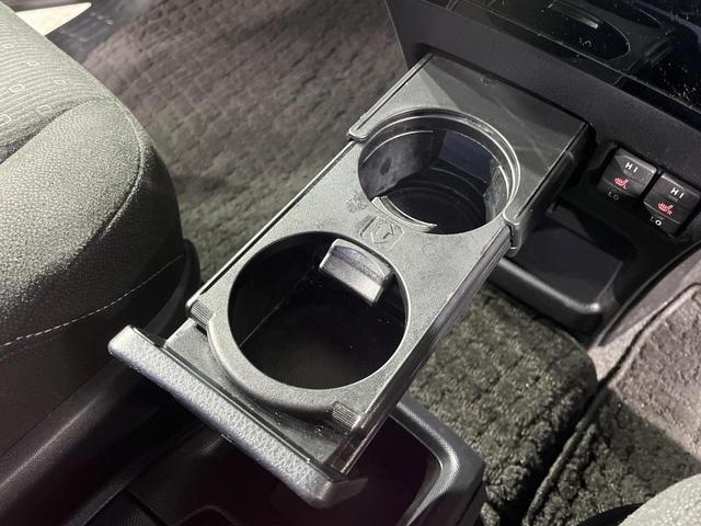 ヴォクシー ハイブリッドＶ　両側電動ドア　純正９インチナビ　バックカメラ　衝突被害軽減システム　レーダークルーズ　禁煙車　スマートキー　ＬＥＤヘッド　ビルトインＥＴＣ　純正１５インチアルミ　車線逸脱警報　シートヒーター（38枚目）