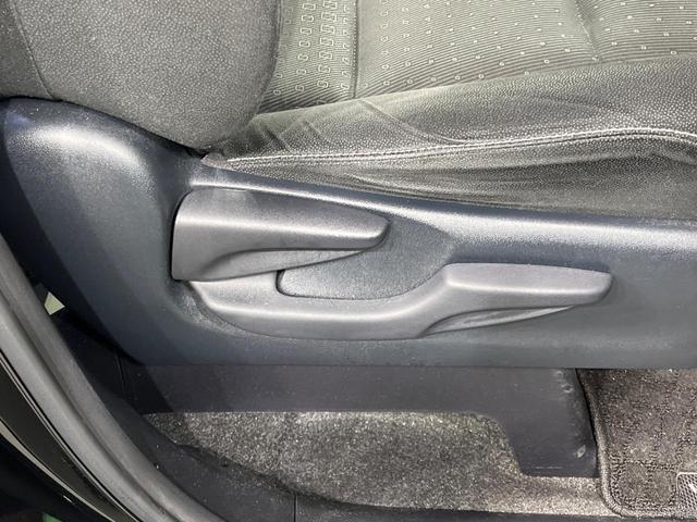 ヴォクシー ハイブリッドＶ　両側電動ドア　純正９インチナビ　バックカメラ　衝突被害軽減システム　レーダークルーズ　禁煙車　スマートキー　ＬＥＤヘッド　ビルトインＥＴＣ　純正１５インチアルミ　車線逸脱警報　シートヒーター（41枚目）