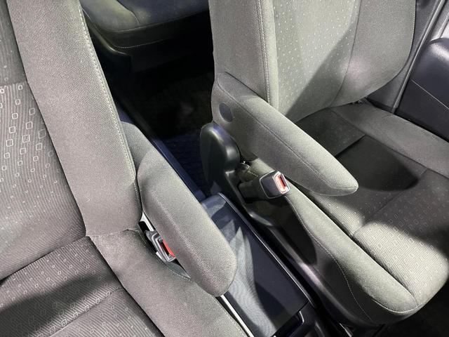 ヴォクシー ハイブリッドＶ　両側電動ドア　純正９インチナビ　バックカメラ　衝突被害軽減システム　レーダークルーズ　禁煙車　スマートキー　ＬＥＤヘッド　ビルトインＥＴＣ　純正１５インチアルミ　車線逸脱警報　シートヒーター（42枚目）