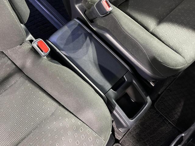 ヴォクシー ハイブリッドＶ　両側電動ドア　純正９インチナビ　バックカメラ　衝突被害軽減システム　レーダークルーズ　禁煙車　スマートキー　ＬＥＤヘッド　ビルトインＥＴＣ　純正１５インチアルミ　車線逸脱警報　シートヒーター（43枚目）