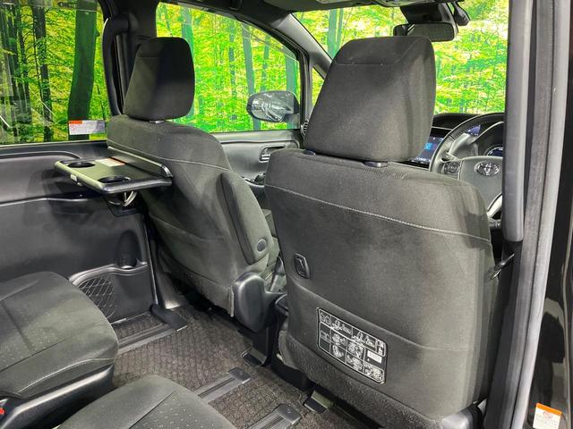 ヴォクシー ハイブリッドＶ　両側電動ドア　純正９インチナビ　バックカメラ　衝突被害軽減システム　レーダークルーズ　禁煙車　スマートキー　ＬＥＤヘッド　ビルトインＥＴＣ　純正１５インチアルミ　車線逸脱警報　シートヒーター（45枚目）