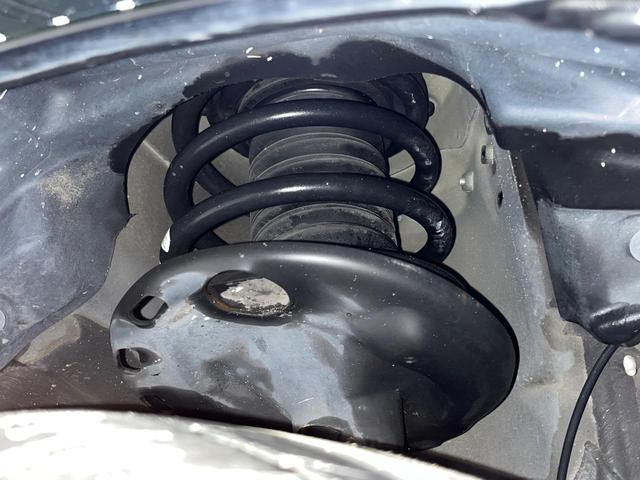 ヴォクシー ハイブリッドＶ　両側電動ドア　純正９インチナビ　バックカメラ　衝突被害軽減システム　レーダークルーズ　禁煙車　スマートキー　ＬＥＤヘッド　ビルトインＥＴＣ　純正１５インチアルミ　車線逸脱警報　シートヒーター（55枚目）