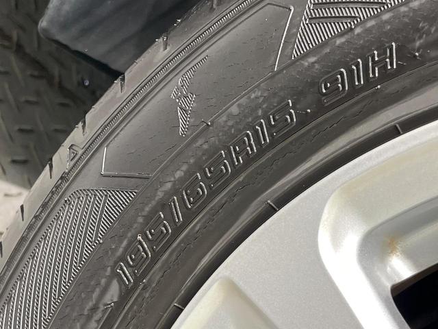 ヴォクシー ハイブリッドＶ　両側電動ドア　純正９インチナビ　バックカメラ　衝突被害軽減システム　レーダークルーズ　禁煙車　スマートキー　ＬＥＤヘッド　ビルトインＥＴＣ　純正１５インチアルミ　車線逸脱警報　シートヒーター（57枚目）