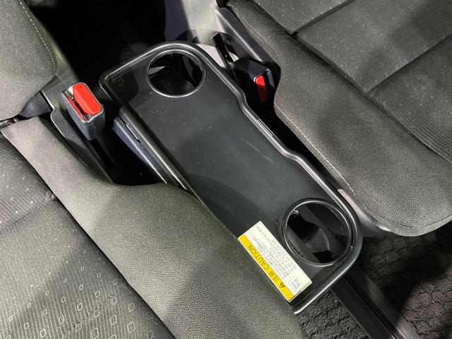 ヴォクシー ハイブリッドＶ　両側電動ドア　純正９インチナビ　バックカメラ　衝突被害軽減システム　レーダークルーズ　禁煙車　スマートキー　ＬＥＤヘッド　ビルトインＥＴＣ　純正１５インチアルミ　車線逸脱警報　シートヒーター（61枚目）