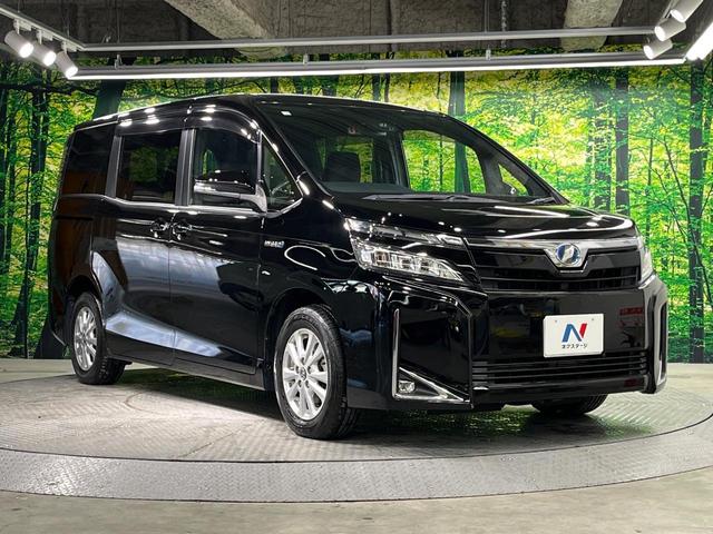 ヴォクシー ハイブリッドＶ　両側電動ドア　純正９インチナビ　バックカメラ　衝突被害軽減システム　レーダークルーズ　禁煙車　スマートキー　ＬＥＤヘッド　ビルトインＥＴＣ　純正１５インチアルミ　車線逸脱警報　シートヒーター（64枚目）