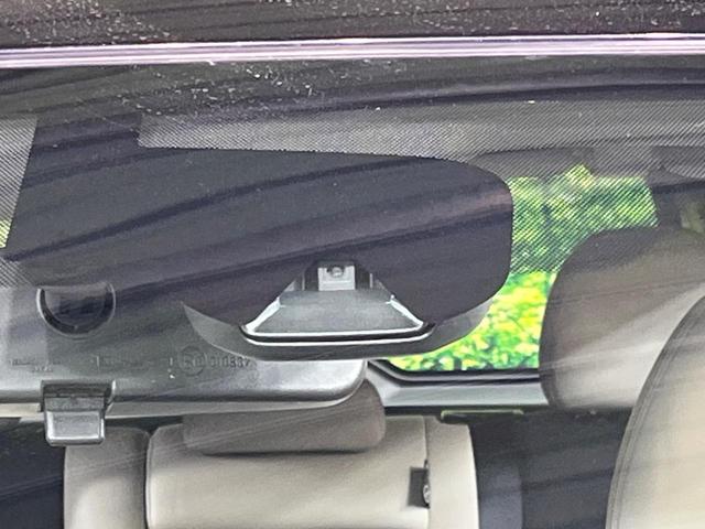 エクストレイル モード・プレミアハイブリッドエマージェンシブレーキＰ　４ＷＤ　純正ＳＤナビ　後席モニター　バックカメラ　衝突被害軽減システム　禁煙車　レザーシート　ドラレコ　スマートキー　ＬＥＤヘッド　ＥＴＣ　純正１８インチアルミ　オートライト　オートエアコン（4枚目）