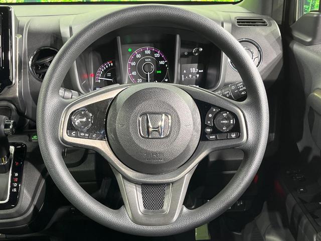 �C���e���A�ɍ��킹���f�U�C���̃X�e�A�����O�́A�^�]�������̂��Ƃ��l���A�^�]���₷���`��A�傫���ł��B�����x�A���ۂɐG���Ă��m���߂��������B