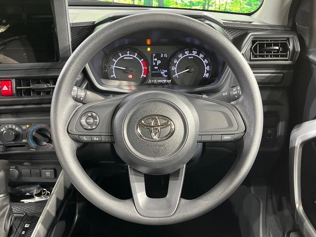 �C���e���A�ɍ��킹���f�U�C���̃X�e�A�����O�́A�^�]�������̂��Ƃ��l���A�^�]���₷���`��A�傫���ł��B�����x�A���ۂɐG���Ă��m���߂��������B