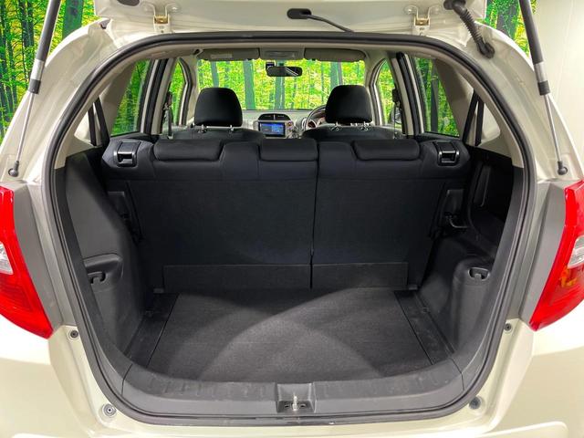 フィット Ｇ　ＭＴ車　ＳＤナビ　バックカメラ　禁煙車　ドライブレコーダー　ＥＴＣ　Ｂｌｕｅｔｏｏｔｈ　フルセグＴＶ　ＣＤ再生（10枚目）