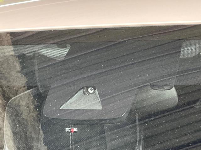 プリウスＰＨＶ Ｓナビパッケージ・ＧＲスポーツ　１１．６インチメーカーナビ　バックカメラ　衝突被害軽減システム　禁煙車　ハーフレザーシート　スマートキー　ＬＥＤヘッド　ＥＴＣ２．０　純正１８インチアルミ　車線逸脱警報　オートライト　オートエアコン（3枚目）