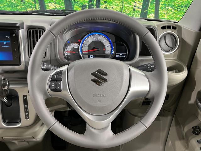 �C���e���A�ɍ��킹���f�U�C���̃X�e�A�����O�́A�^�]�������̂��Ƃ��l���A�^�]���₷���`��A�傫���ł��B�����x�A���ۂɐG���Ă��m���߂��������B