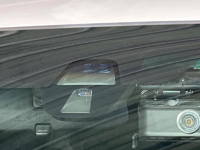 ヴェゼル ハイブリッドＸ　バックカメラ　衝突被害軽減システム　禁煙車　ドラレコ　スマートキー　ＬＥＤヘッド　ビルトインＥＴＣ　純正１６インチアルミ　車線逸脱警報　オートライト　オートエアコン　ＣＤ　フルセグ　ＬＥＤフォグ（3枚目）