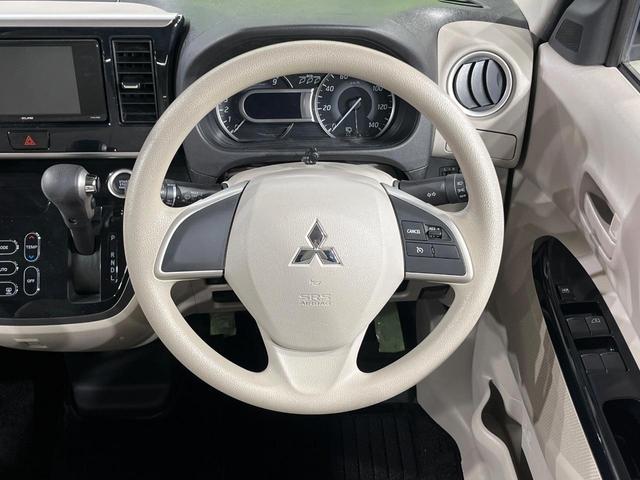 �C���e���A�ɍ��킹���f�U�C���̃X�e�A�����O�́A�^�]�������̂��Ƃ��l���A�^�]���₷���`��A�傫���ł��B�����x�A���ۂɐG���Ă��m���߂��������B