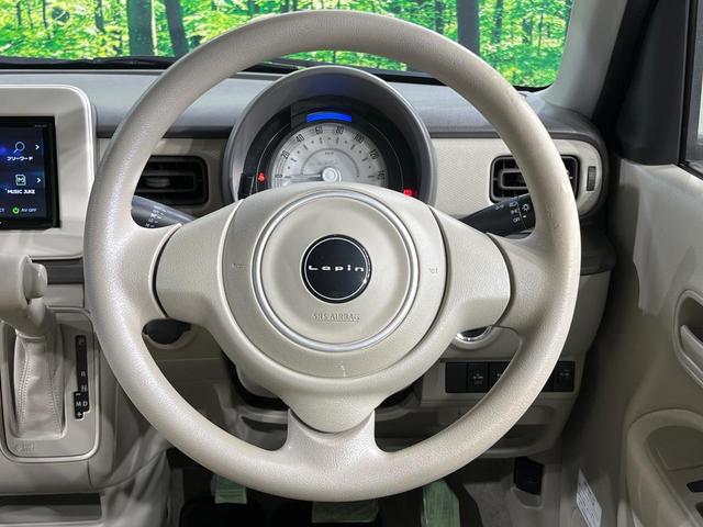 �C���e���A�ɍ��킹���f�U�C���̃X�e�A�����O�́A�^�]�������̂��Ƃ��l���A�^�]���₷���`��A�傫���ł��B�����x�A���ۂɐG���Ă��m���߂��������B