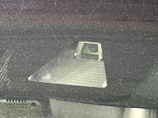 �y�z���_�Z���V���O�z���s���ɑO���̎ԗ�����F�����A�Փ˂������Ȏ��͌x��ƃu���[�L�ŏՓˉ���Ɣ�Q�y�����A�V�X�g�B�����S�Ƀh���C�u�����y���݂��������܂��B