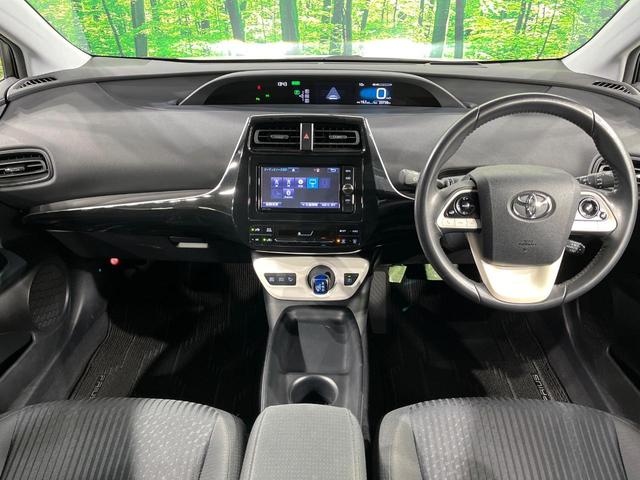 プリウス Ｓセーフティプラス　純正ＳＤナビ　バックカメラ　衝突軽減　レーダークルーズ　禁煙車　ドラレコ　コーナーセンサー　ヘッドアップディスプレイ　スマートキー　ＬＥＤヘッド　ＥＴＣ　純正１５インチアルミ　オートハイビーム（2枚目）