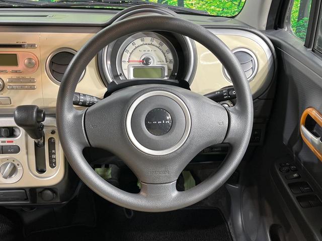 �C���e���A�ɍ��킹���f�U�C���̃X�e�A�����O�́A�^�]�������̂��Ƃ��l���A�^�]���₷���`��A�傫���ł��B�����x�A���ۂɐG���Ă��m���߂��������B