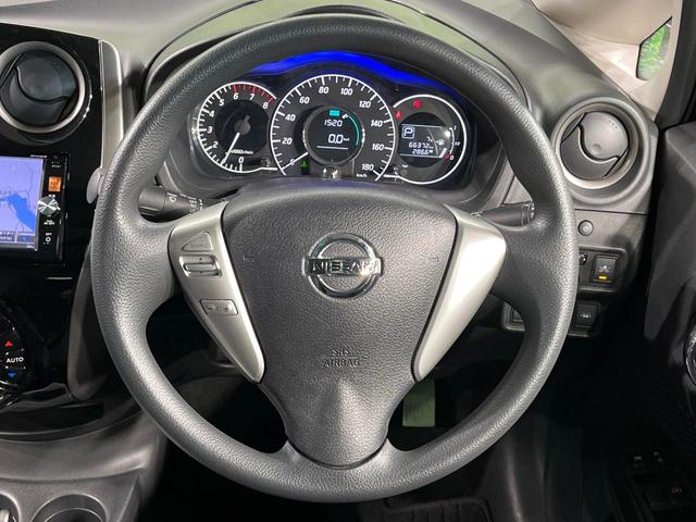 �C���e���A�ɍ��킹���f�U�C���̃X�e�A�����O�́A�^�]�������̂��Ƃ��l���A�^�]���₷���`��A�傫���ł��B�����x�A���ۂɐG���Ă��m���߂��������B