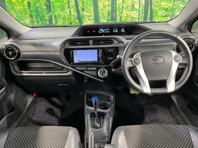 アクア X-アーバン ソリッド バックカメラ 衝突被害軽減システム 禁煙車 ハーフレザーシート スマートキー LEDヘッド ETC 純正16インチアルミ オートハイビーム 車線逸脱警報 オートライト オートエアコン(2枚目)