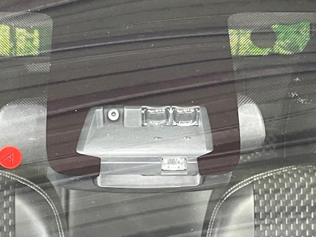アクア X-アーバン ソリッド バックカメラ 衝突被害軽減システム 禁煙車 ハーフレザーシート スマートキー LEDヘッド ETC 純正16インチアルミ オートハイビーム 車線逸脱警報 オートライト オートエアコン(3枚目)