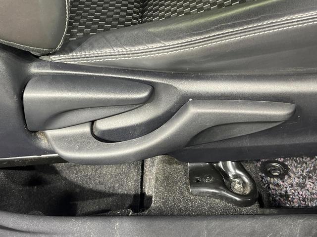 アクア X-アーバン ソリッド バックカメラ 衝突被害軽減システム 禁煙車 ハーフレザーシート スマートキー LEDヘッド ETC 純正16インチアルミ オートハイビーム 車線逸脱警報 オートライト オートエアコン(47枚目)