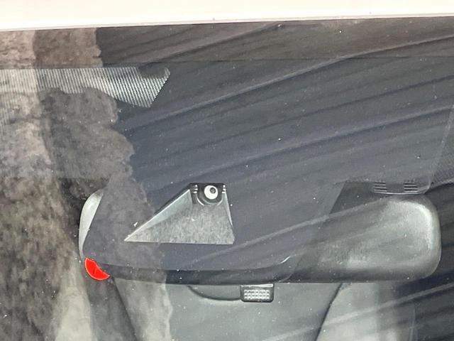 プリウス Ｓツーリングセレクション　純正９インチナビ　レーダークルーズ　バックカメラ　衝突軽減　禁煙車　合皮レザーシート　コーナーセンサー　スマートキー　ＬＥＤヘッド　ビルトインＥＴＣ　純正１７インチアルミ　オートライト（7枚目）