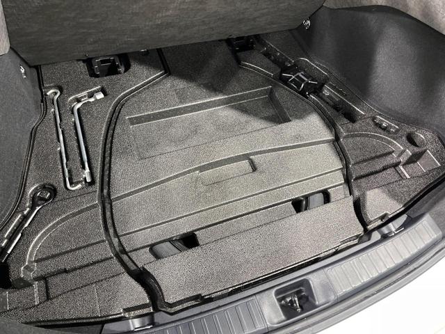 プリウス Ｓツーリングセレクション　純正９インチナビ　レーダークルーズ　バックカメラ　衝突軽減　禁煙車　合皮レザーシート　コーナーセンサー　スマートキー　ＬＥＤヘッド　ビルトインＥＴＣ　純正１７インチアルミ　オートライト（50枚目）