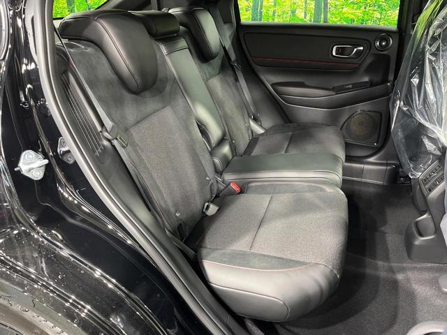 ヴェゼル ｅ：ＨＥＶ　ＲＳ　登録済未使用車　全周囲カメラ　衝突被害軽減システム　禁煙車　電動リアゲート　ハーフレザーシート　コーナーセンサー　スマートキー　ＬＥＤヘッド　ＥＴＣ２．０　純正１８インチアルミ　オートハイビーム（9枚目）