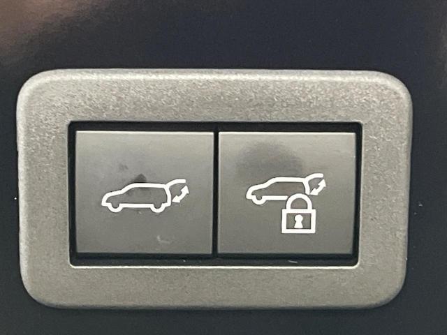 プリウス Ｚ　パノラマルーフ　全周囲カメラ　衝突被害軽減システム　レーダークルーズ　禁煙車　ハーフレザーシート　前席シートエアコン　パワーシート　コーナーセンサー　スマートキー　ＬＥＤヘッド　ＥＴＣ２．０（4枚目）