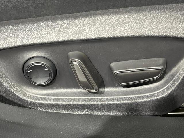 プリウス Ｚ　パノラマルーフ　全周囲カメラ　衝突被害軽減システム　レーダークルーズ　禁煙車　ハーフレザーシート　前席シートエアコン　パワーシート　コーナーセンサー　スマートキー　ＬＥＤヘッド　ＥＴＣ２．０（57枚目）