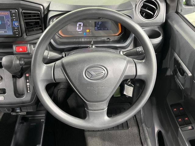 �C���e���A�ɍ��킹���f�U�C���̃X�e�A�����O�́A�^�]�������̂��Ƃ��l���A�^�]���₷���`��A�傫���ł��B�����x�A���ۂɐG���Ă��m���߂��������B