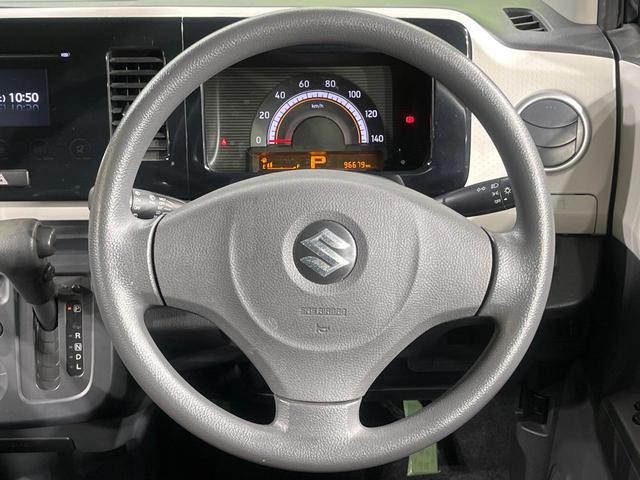 �C���e���A�ɍ��킹���f�U�C���̃X�e�A�����O�́A�^�]�������̂��Ƃ��l���A�^�]���₷���`��A�傫���ł��B�����x�A���ۂɐG���Ă��m���߂��������B