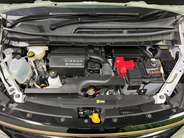 セレナ ｅ－パワー　ハイウェイスターＶ　９０周年記念車　両側電動ドア　純正１２インチナビ　後席モニター　全周囲カメラ　衝突軽減　レーダークルーズ　禁煙車　コーナーセンサー　スマートキー　ＬＥＤヘッド　ＥＴＣ２．０　純正１６インチアルミ　オートハイビーム（19枚目）