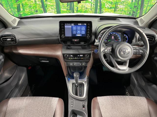 ヤリスクロス ハイブリッドＺ　全周囲カメラ　衝突軽減　レーダークルーズ　禁煙車　純正８インチディスプレイオーディオ　ハーフレザーシート　パワーシート　ドラレコ　コーナーセンサー　スマートキー　ＥＴＣ　ＡｐｐｌｅＣａｒｐｌａｙ（2枚目）