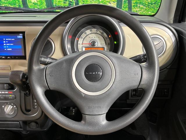 �C���e���A�ɍ��킹���f�U�C���̃X�e�A�����O�́A�^�]�������̂��Ƃ��l���A�^�]���₷���`��A�傫���ł��B�����x�A���ۂɐG���Ă��m���߂��������B