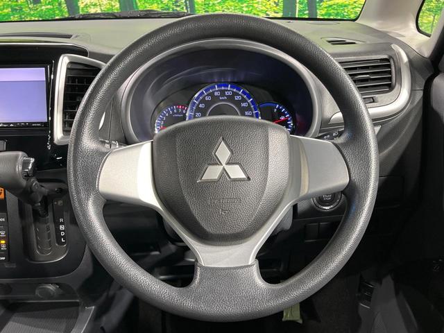 �C���e���A�ɍ��킹���f�U�C���̃X�e�A�����O�́A�^�]�������̂��Ƃ��l���A�^�]���₷���`��A�傫���ł��B�����x�A���ۂɐG���Ă��m���߂��������B