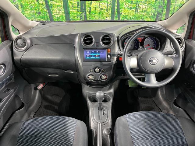 ノート Ｘ　純正ＳＤナビ　バックカメラ　禁煙車　スマートキー　ＨＩＤヘッド　ＣＤ　地デジ　電動格納ミラー　衝突安全ボディ　プライバシーガラス　盗難防止システム　パワーステアリング　パワーウィンドウ（2枚目）
