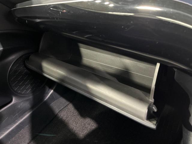 プリウス Ｓ　純正ＳＤナビ　バックカメラ　衝突被害軽減システム　レーダークルーズ　禁煙車　スマートキー　ＬＥＤヘッド　ＥＴＣ　純正１５インチアルミ　車線逸脱警報　オートライト　オートエアコン　ＣＤ　ＤＶＤ再生（34枚目）