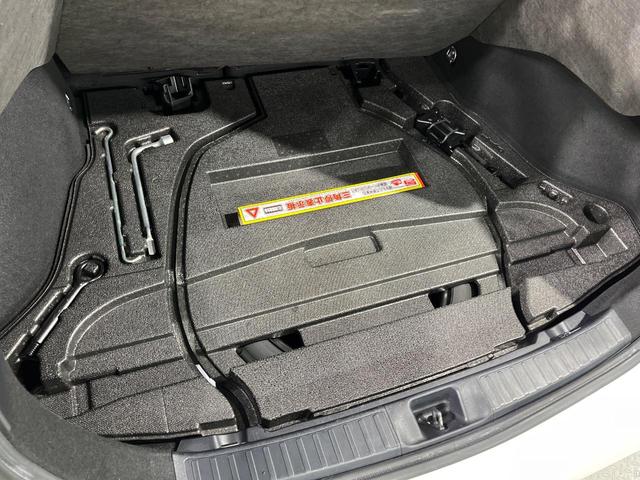 プリウス Ｓ　純正ＳＤナビ　バックカメラ　衝突被害軽減システム　レーダークルーズ　禁煙車　スマートキー　ＬＥＤヘッド　ＥＴＣ　純正１５インチアルミ　車線逸脱警報　オートライト　オートエアコン　ＣＤ　ＤＶＤ再生（46枚目）