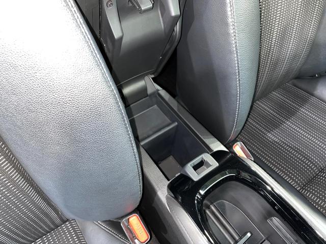 ヴェゼル ハイブリッドＺ　純正ＳＤナビ　バックカメラ　衝突被害軽減システム　ハーフレザーシート　スマートキー　ＬＥＤヘッド　ＥＴＣ　クルコン　純正１７インチアルミ　オートライト　オートエアコン　Ｂｌｕｅｔｏｏｔｈ　ＣＤ（42枚目）