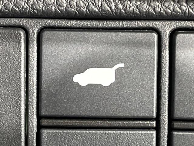 ヴェゼル ｅ：ＨＥＶ　Ｚ　メーカー９インチナビ　バックカメラ　衝突軽減　禁煙車　電動リアゲート　ハーフレザーシート　ドラレコ　コーナーセンサー　スマートキー　ＬＥＤヘッド　ＥＴＣ　純正１８インチアルミ　レーンキープ（5枚目）