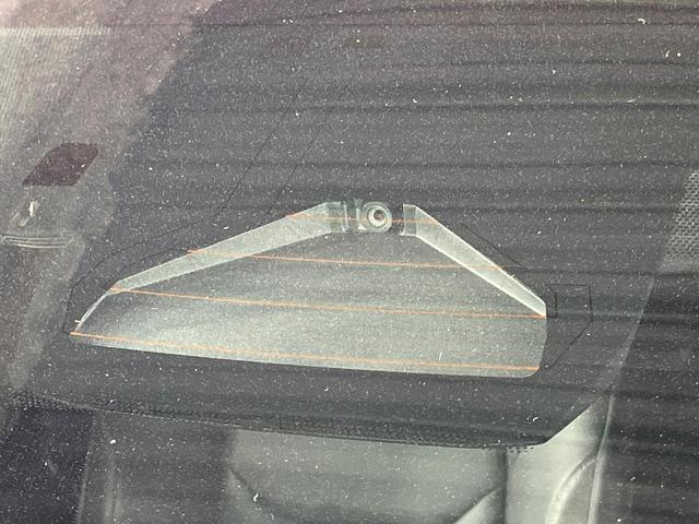 プリウス Ｚ　ガラスルーフ　全周囲カメラ　衝突被害軽減システム　レーダークルーズ　禁煙車　電動リアゲート　前席シートエアコン　パワーシート　ドラレコ　コーナーセンサー　スマートキー　ＬＥＤヘッド　ＥＴＣ２．０（3枚目）