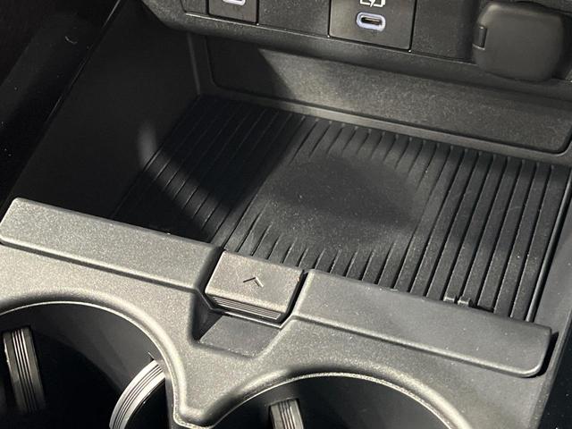 プリウス Ｚ　ガラスルーフ　全周囲カメラ　衝突被害軽減システム　レーダークルーズ　禁煙車　電動リアゲート　前席シートエアコン　パワーシート　ドラレコ　コーナーセンサー　スマートキー　ＬＥＤヘッド　ＥＴＣ２．０（45枚目）